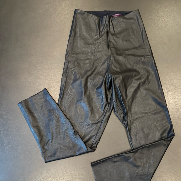 Commando Perfect Control Faux Leather Capri - Picture 2 of 5